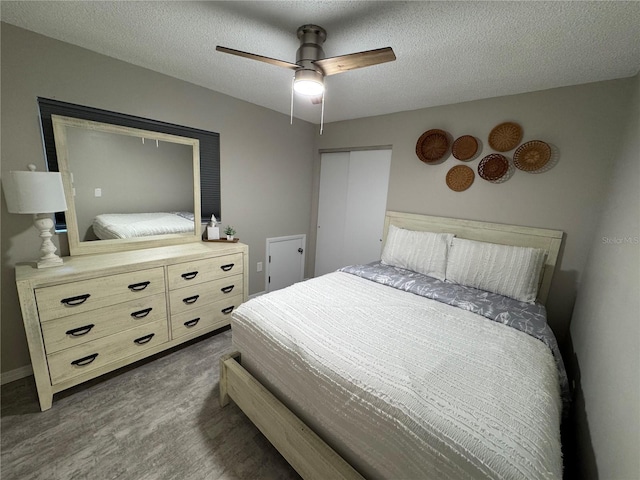 bedroom featuring ceiling fan, a textured ceiling, and a closet