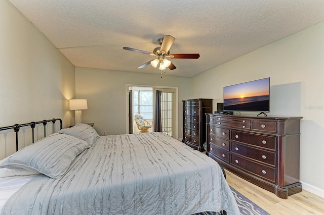 bedroom featuring a textured ceiling, light hardwood / wood-style flooring, and ceiling fan