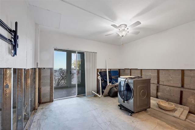 washroom featuring ceiling fan