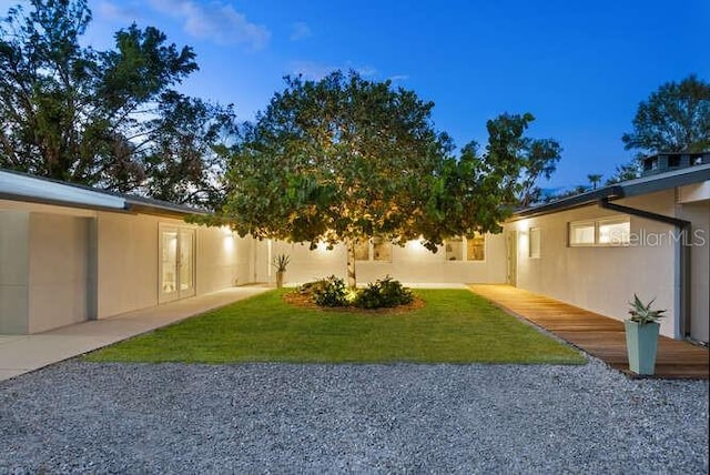 view of yard at dusk