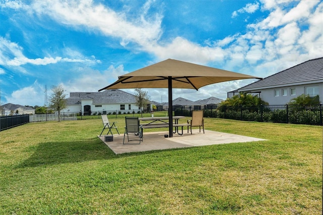 view of yard featuring a patio area