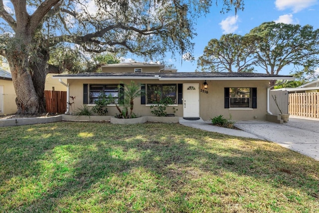 ranch-style home featuring a front lawn