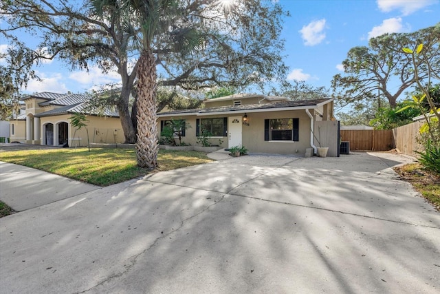 single story home featuring a front lawn