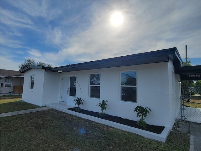 single story home featuring a front yard