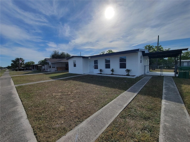 view of front of home featuring a front yard and a carport