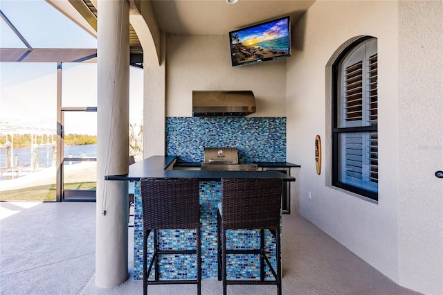 view of patio with an outdoor kitchen and grilling area