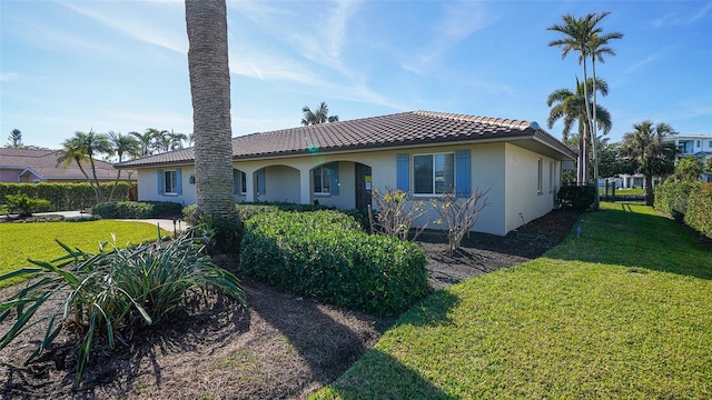 view of front of property with a front yard