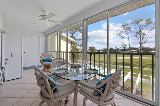 sunroom with ceiling fan