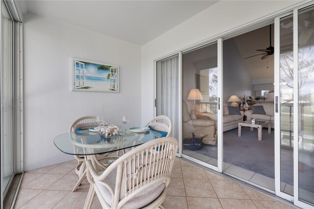 sunroom with ceiling fan