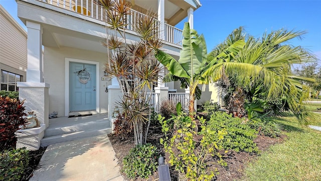 property entrance featuring a balcony