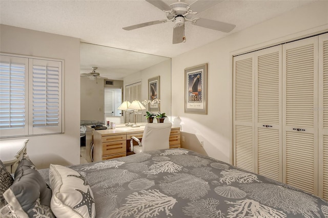 bedroom with ceiling fan, a textured ceiling, and a closet