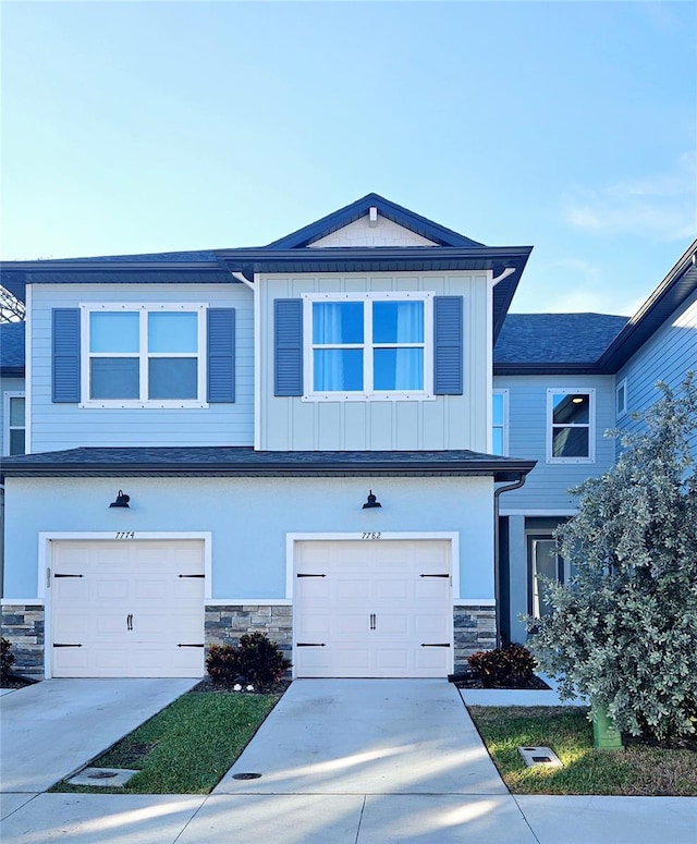 view of front facade featuring a garage