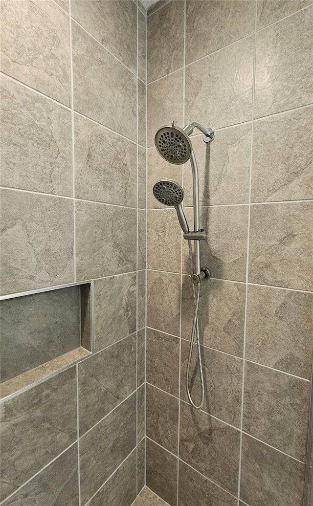 details with a tile shower