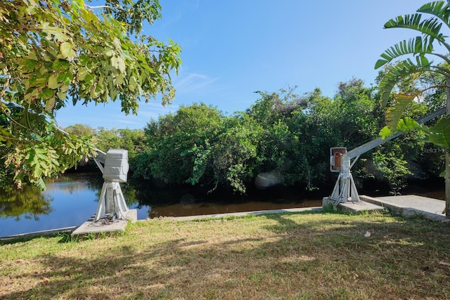 view of yard featuring a water view