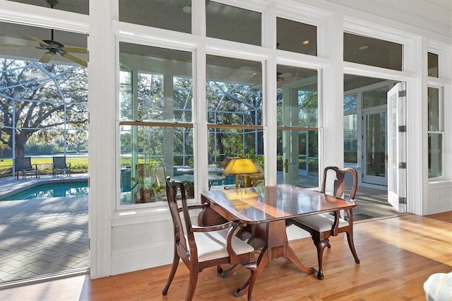 sunroom with ceiling fan