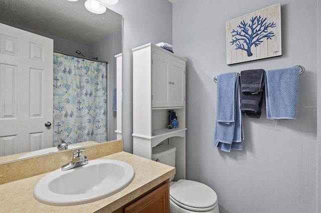 bathroom featuring a shower with shower curtain, vanity, and toilet