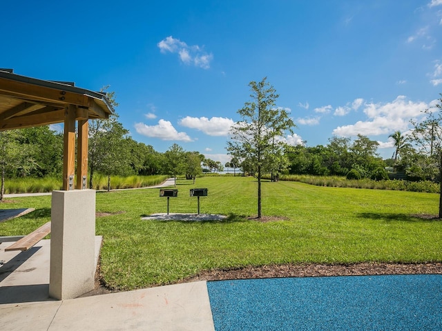 view of property's community featuring a lawn