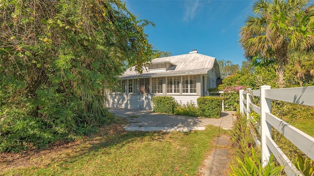 view of front of property with a front yard