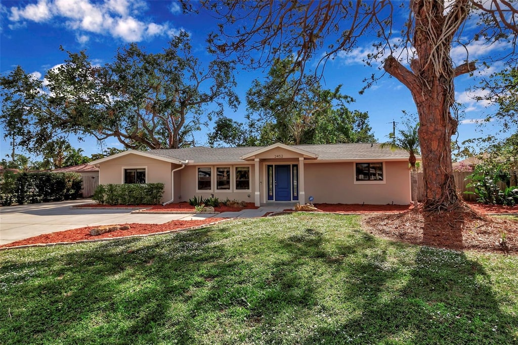 ranch-style home with a front yard