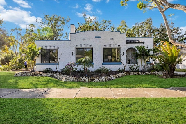 view of front of house featuring a front yard