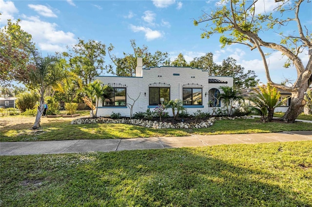 view of front of property featuring a front yard