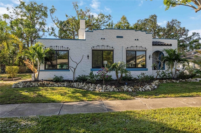 view of front of house featuring a front lawn