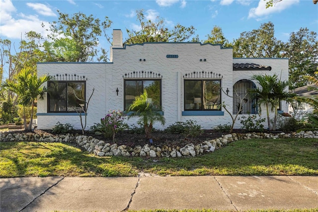 view of front of house with a front lawn