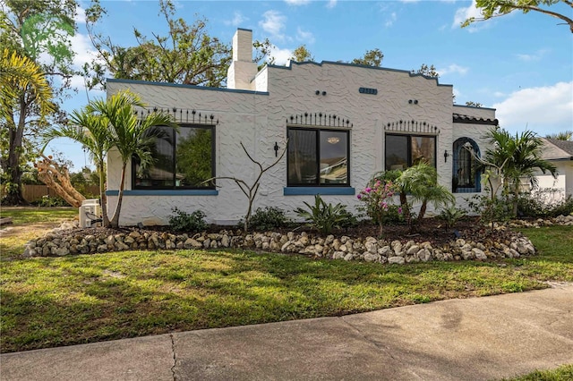 view of front of property featuring a front yard