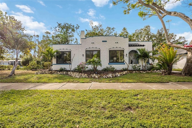 view of front of property featuring a front yard