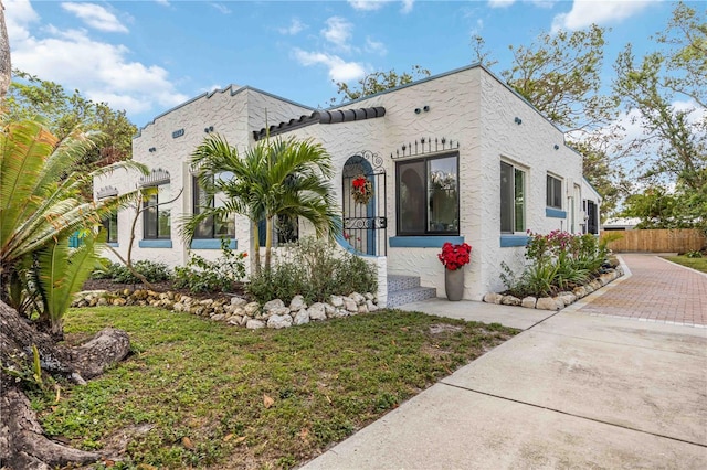 view of front of home featuring a front yard