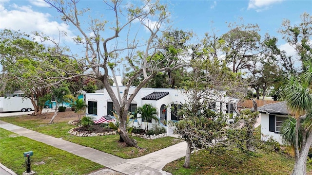 view of front facade featuring a front yard