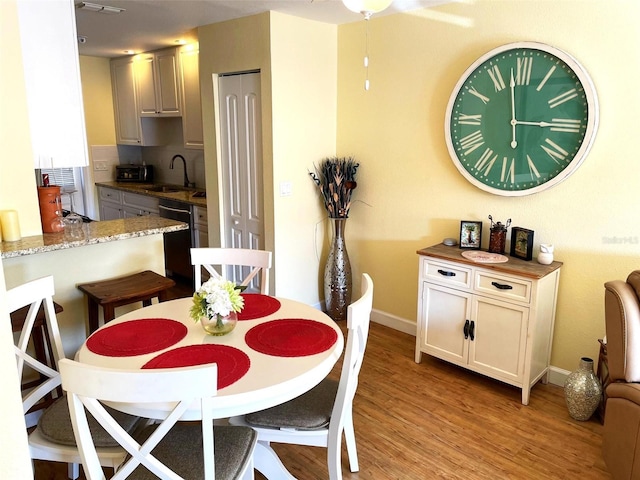 dining room with sink and light hardwood / wood-style floors