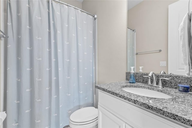 full bathroom with shower / tub combo with curtain, vanity, and toilet