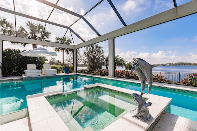 view of pool with an in ground hot tub, a water view, and a lanai