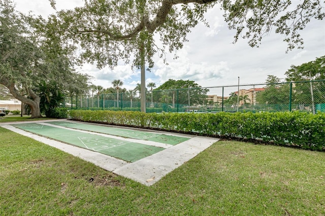 view of property's community featuring a lawn