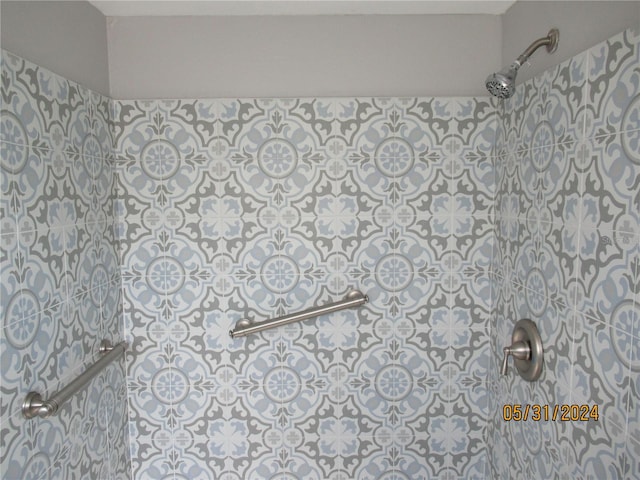 bathroom featuring tiled shower