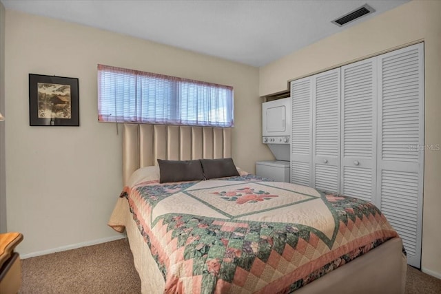 bedroom with carpet flooring, a closet, and stacked washer and clothes dryer