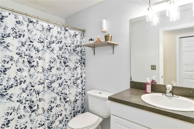 bathroom with a shower with shower curtain, vanity, and toilet