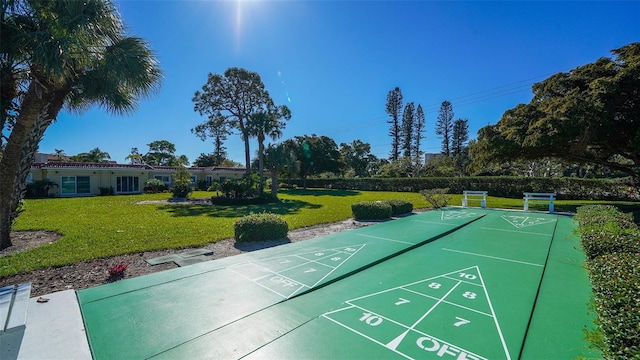 view of property's community featuring a lawn