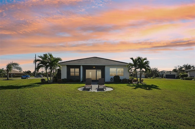 view of front facade featuring a lawn