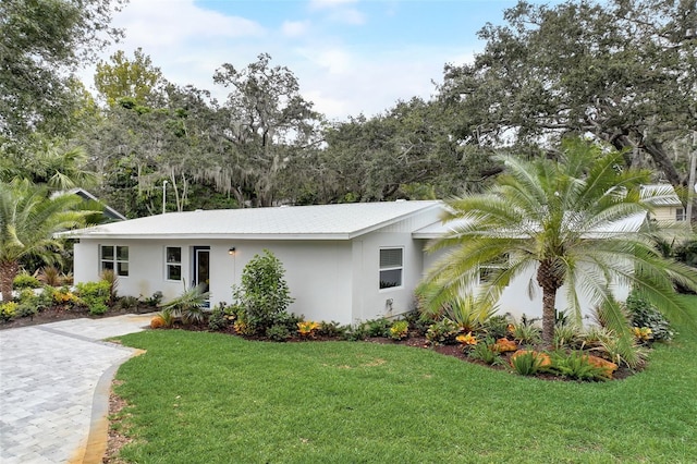 ranch-style house featuring a front yard