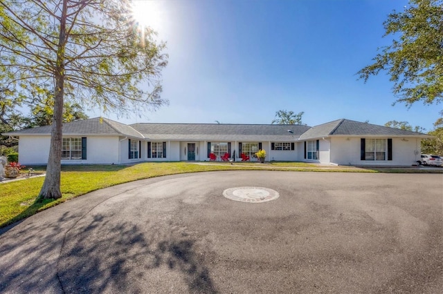 single story home featuring a front yard