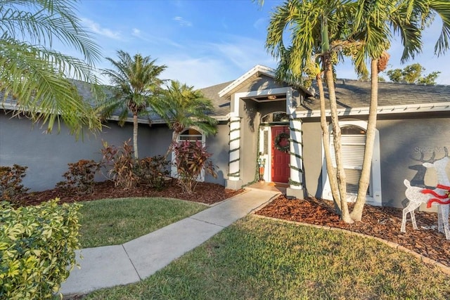 view of front facade with a front lawn