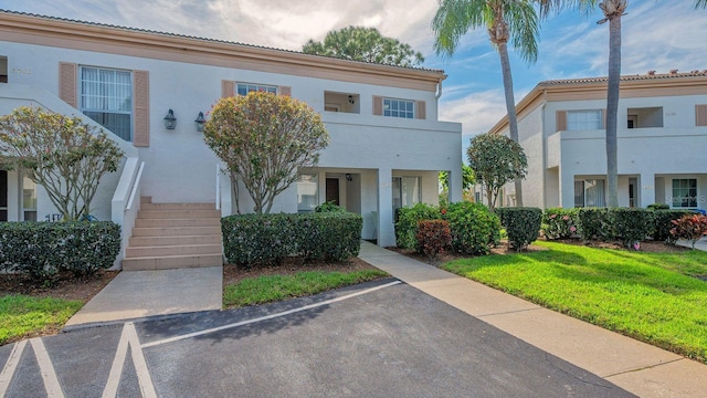 view of front of property featuring a front lawn