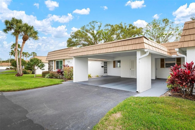 view of front of home with a carport and a front yard