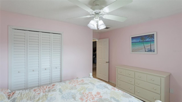 unfurnished bedroom featuring a textured ceiling, ceiling fan, and a closet