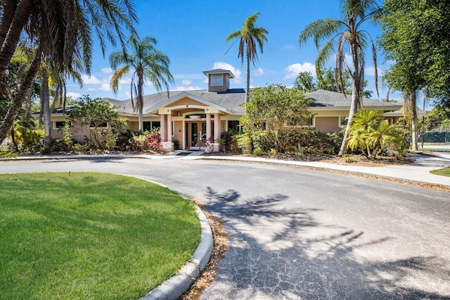 view of front facade with a front lawn