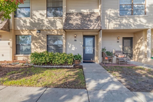 townhome / multi-family property featuring a patio