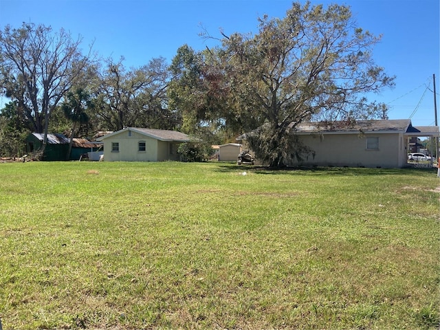 view of yard with an outbuilding