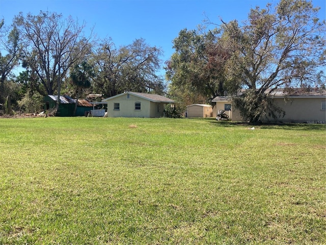 view of yard with a storage unit